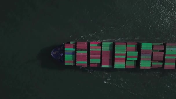 Légi Felülről Lefelé Kilátás Nagy Konténer Teherhajó Utazik Lassú Sebességgel — Stock videók