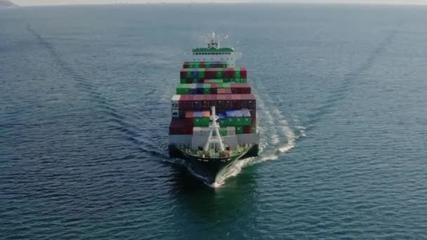 Luftaufnahmen Vom Transport Großer Frachtschiffe Auf Der Hochseefrachtschifffahrt Frontansicht — Stockvideo