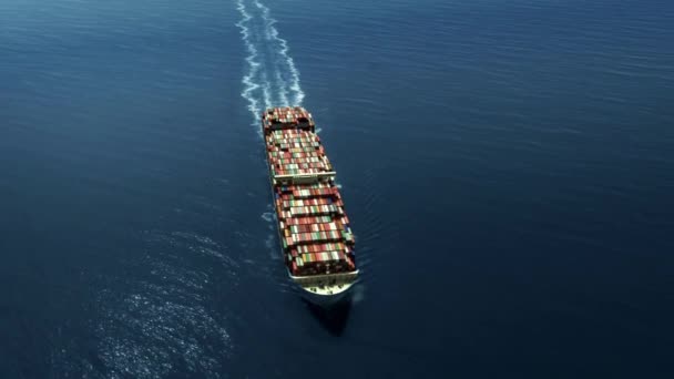 空中俯瞰大型集装箱船缓慢地在蓝色的海洋上航行 — 图库视频影像