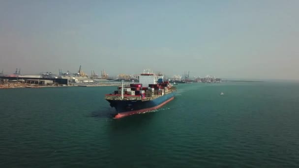 Luftaufnahmen Vom Transport Großer Frachtschiffe Auf Der Hochseefrachtschifffahrt Frontansicht — Stockvideo