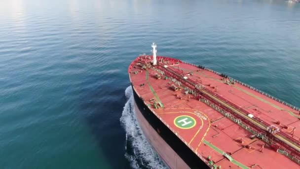 Kontenerowiec Statek Towarowy Otwartym Morzu Frachtowiec Morski Portem Tle — Wideo stockowe