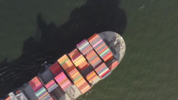 コンテナ船フルロードコンテナのインポート 輸送の背景航空機のトップビュー — ストック動画