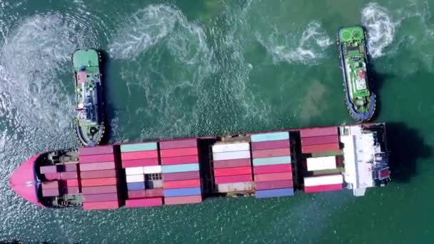 Cargo Porte Conteneurs Chargé Voyageant Assisté Par Remorqueur Accostage Sur — Video