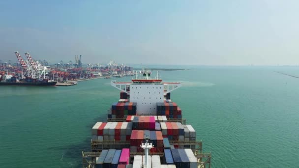 Duże Kontenerowiec Morzu Odpływający Portu Portowego Wyładunku Ładunków Handlowych Skrzynki — Wideo stockowe