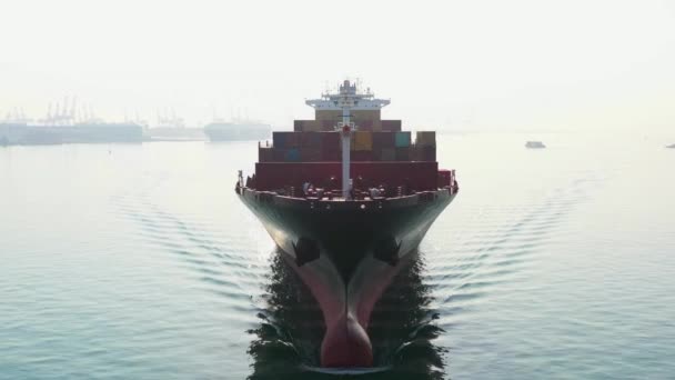 オープンオーシャン物流輸出入海上輸送フロントビューにコンテナ船を完全にロード — ストック動画
