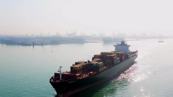 輸出入商業貿易業海上の工業港におけるコンテナ貨物船 — ストック動画