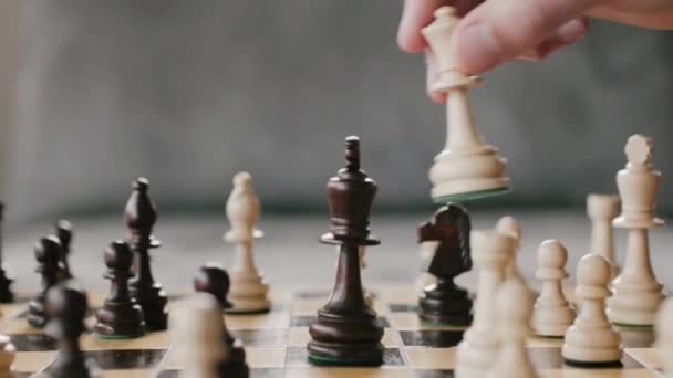 Рука Держащая Шахматные Фигуры Бить Короля Противников Игроков Поражение Успех — стоковое видео
