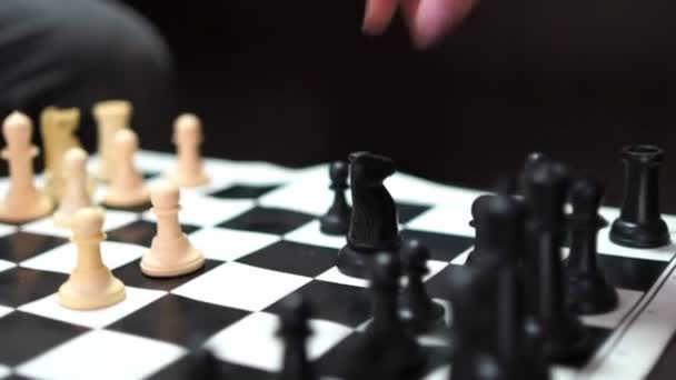 Χέρι Κρατώντας Και Κινείται Πιόνια Σκακιού Πίνακα Φόντο Επιτυχία Του — Αρχείο Βίντεο
