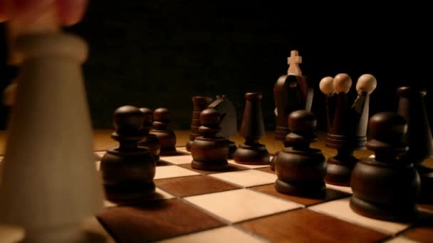 手の保持とチェス駒の移動ボードの背景競争の成功ビジネス戦略 — ストック動画