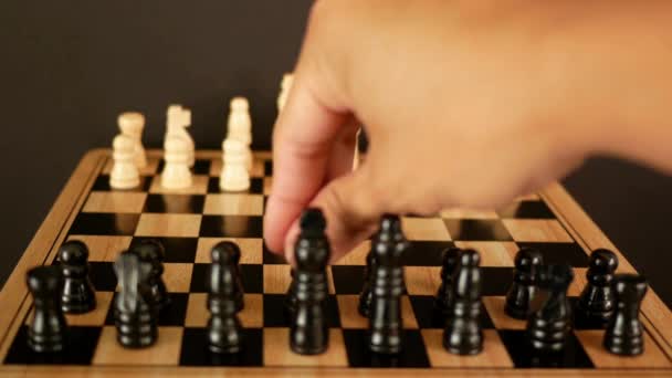 チェスゲームをプレイする手を閉じるピースコンセプト戦略計画リーダーとチームワークの成功を移動 — ストック動画
