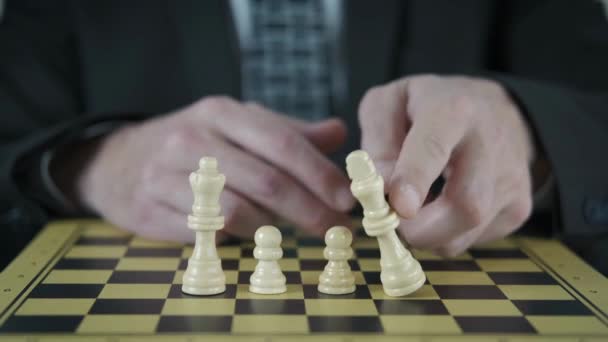 Biznesmen Figurą Szachową Drewnianej Szachownicy Pomysł Strategii Kierownictwo Konkurencji Checkmate — Wideo stockowe