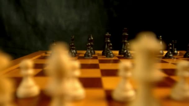 Κάμερα Pan Dolly Κίνηση Στο Σκάκι Επιτραπέζιο Παιχνίδι Closeup Cinematic — Αρχείο Βίντεο