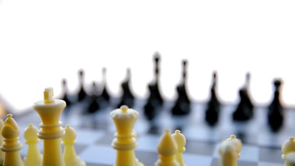 Satranç Tahtasındaki Satranç Taşları Entelektüel Oyun Stratejisi Siyaseti Arka Plan — Stok video