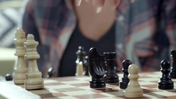 Satranç Oynamak Bir Oyun Stratejisi Liderini Taşımak Kazanma Başarı Için — Stok video