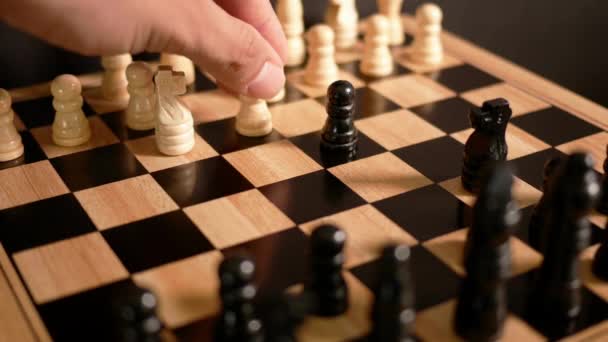 チェスをしたり駒を動かすことで勝利と成功のための戦略リーダーとチームワークの概念を — ストック動画