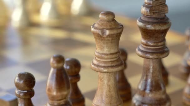 チェスボードゲームのクローズアップ映画のカメラパンドリーの動き 事業活動の競争 — ストック動画