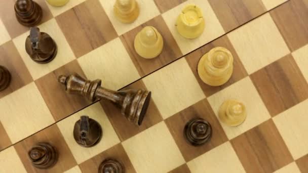 チェスボードゲームのフィギュアの対戦相手 勝利と成功のための戦略分析 リーダーチームワーク — ストック動画