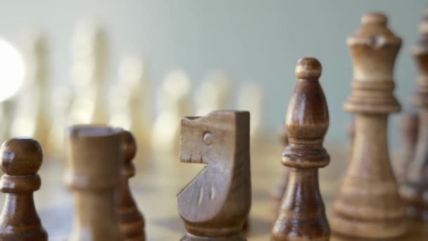 Close Makro Shot Chess Kousky Dřevě Šachovnice Hra Rozhodnutí Aktivitě — Stock video