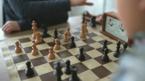 Obchodník Šachovými Figurkami Dřevěné Šachovnici Strategický Nápad Šach Mat Vedení — Stock video