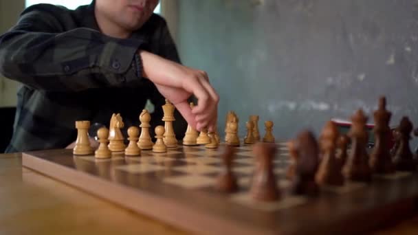 Biznesmen Figurą Szachową Drewnianej Szachownicy Pomysł Strategii Kierownictwo Konkurencji Checkmate — Wideo stockowe