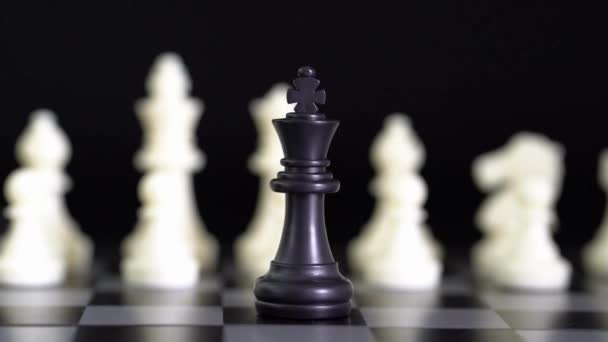 Крупный План Макросъемка Черных Фигур Шахматного Короля Движущихся Шахматной Доске — стоковое видео