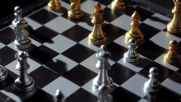 チェスのチェスの数字を競争の成功のプレーで演奏 戦略経営のリーダーシップコンセプト — ストック動画