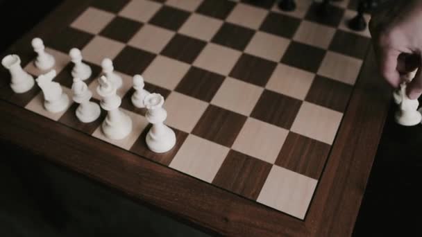 Крупним Планом Людина Налаштувала Шахові Фігури Граючи Шаховою Таблицею Концепції — стокове відео