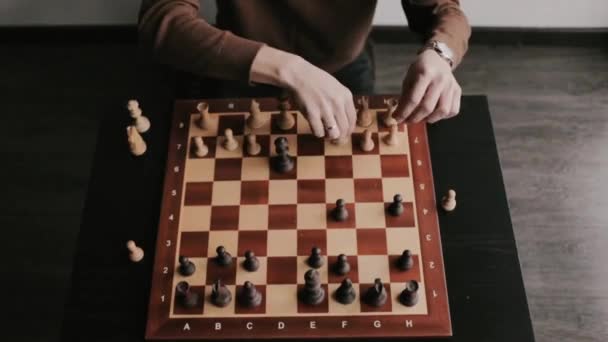 Крупним Планом Людина Налаштувала Шахові Фігури Граючи Шаховою Таблицею Концепції — стокове відео