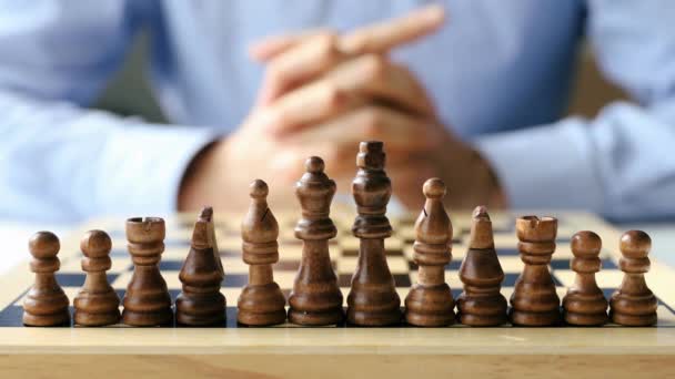Geschäftsmann Mit Schachfiguren Auf Einem Holzschachbrett Strategieidee Wettbewerb Führung Schachmatt — Stockvideo
