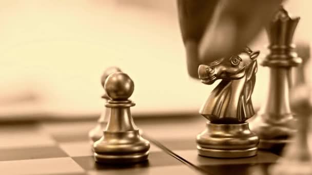 Κοντινός Παίκτης Κάνει Μια Κίνηση Πιόνι Σκάκι Παίζοντας Επιτραπέζιο Παιχνίδι — Αρχείο Βίντεο
