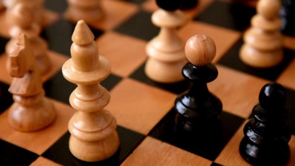 Рука Держащая Шахматные Фигуры Бить Короля Противников Игроков Поражение Успех — стоковое видео