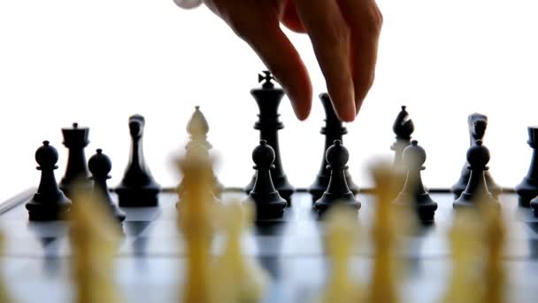 Yakın Oyuncu Satranç Hamlesini Yapıyor Masa Oyunu Oynamak Fikirleri Başarı — Stok video