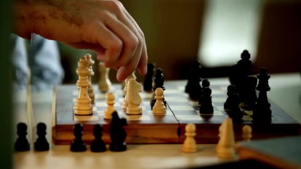 Affärsman Med Schackpjäser Schackbräde Trä Strategi Idé Konkurrens Ledarskap Schackmatt — Stockvideo