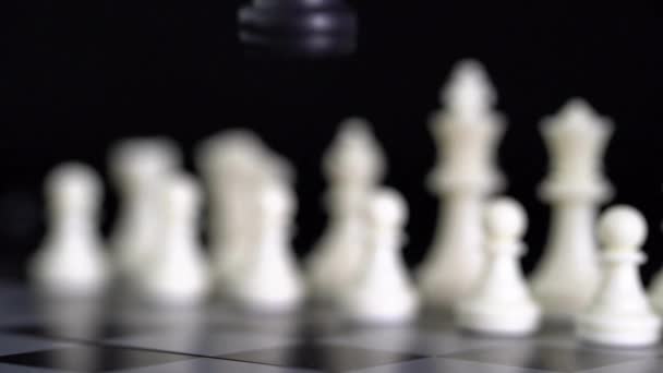 チェスゲームをプレイする手を閉じるピースコンセプト戦略計画リーダーとチームワークの成功を移動 — ストック動画