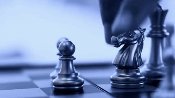 Yakın Oyuncu Satranç Hamlesini Yapıyor Masa Oyunu Oynamak Fikirleri Başarı — Stok video