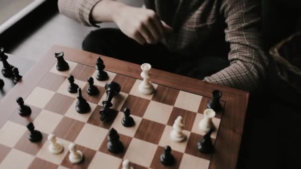 Διασκεδάζοντας Παίζοντας Σκάκι Επιτραπέζια Παιχνίδια Κινείται Κομμάτι Σκάκι Και Checkmate — Αρχείο Βίντεο