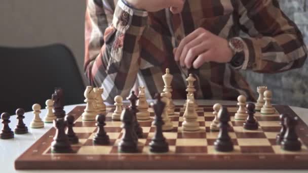 チェスボードゲームでチェスの駒を動かしたり競技会のコンセプトを確認したり — ストック動画