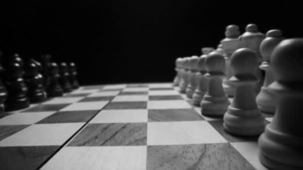 チェス盤のチェス駒戦略の映画的なスローモーション インテリジェントとビジネス黒と白 — ストック動画