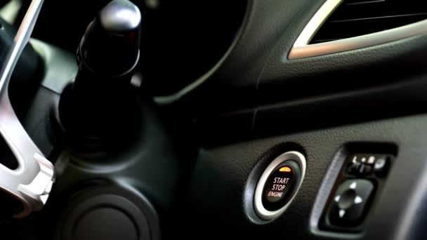 자동차 운전자 손가락 현대적 럭셔리 자동차 엔진의 버튼을 — 비디오