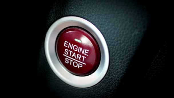 点火ボタンキーを押す手の車内の閉鎖 現代の高級モーターカーエンジンを起動します — ストック動画