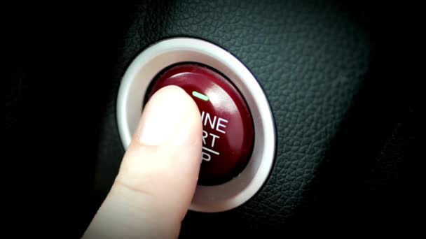 Кнопка Крупным Планом Зажигание Двигателя Автомобиля Путем Нажатия Кнопки Рука — стоковое видео