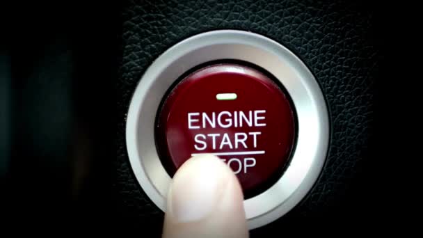 車のエンジンを始動 男性の手は 現代の車のインテリア4Kでエンジンスタートストップボタン点火をプッシュ — ストック動画