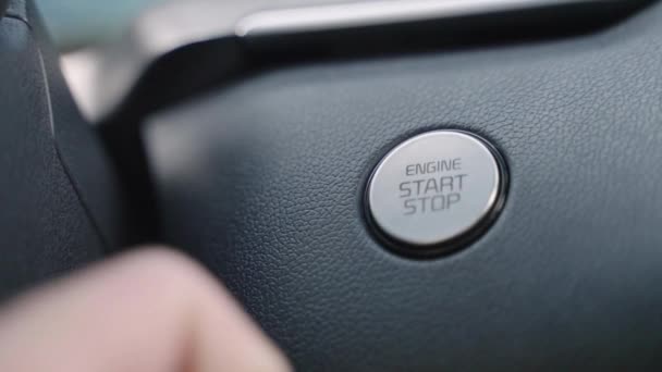 電動車の自動運転技術を運転する前にドライバーハンドプレスカースタートボタン — ストック動画