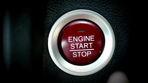 시스템 자동차 엔진을 작동시키기 프레스 버튼을 클로즈업합니다 — 비디오