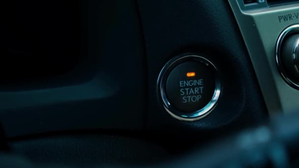 Κουμπί Closeup Ανάφλεξη Του Κινητήρα Του Αυτοκινήτου Πάτημα Ενός Κουμπιού — Αρχείο Βίντεο