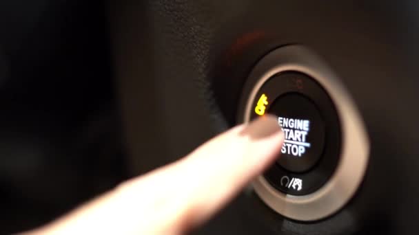 汽车司机手指按下现代豪华内燃机车运输启动按钮 — 图库视频影像