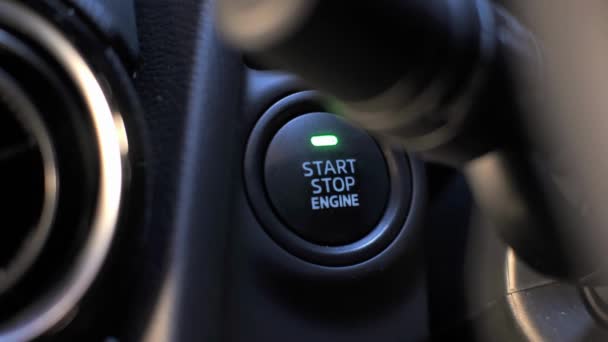 Kierowca Naciśnięcie Przycisku Startu Samochodu Przed Kierowaniem Pojazdami Elektrycznymi Technologia — Wideo stockowe