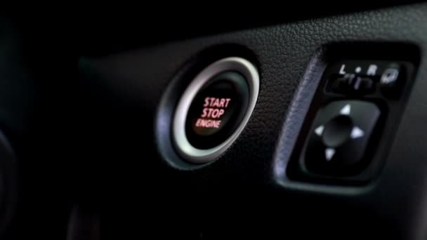按下功率点火按钮启动现代混合动力豪华轿车发动机传动点火 — 图库视频影像