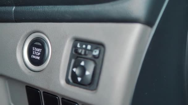 運転する前に車のスタートボタンを押すドライバーの手交通と技術の概念 — ストック動画