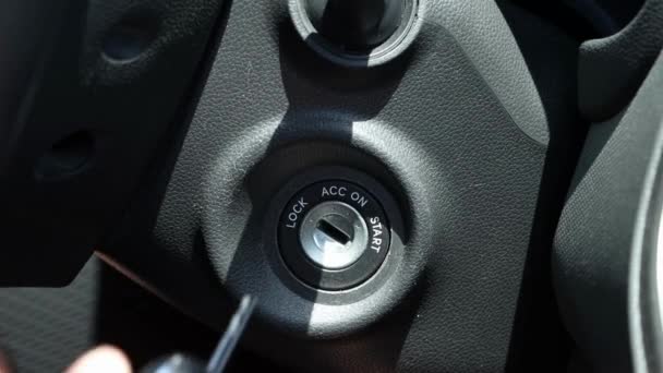 启动汽车机器点火 键孔运输机概念中的手动转动车钥匙 — 图库视频影像